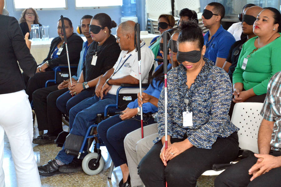 Durante el taller, algunos de los presentes participaron en un simulacro donde fingieron tener alguna discapacidad