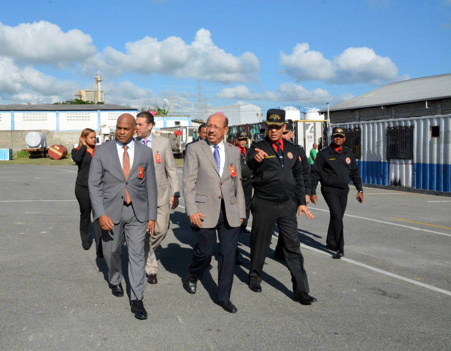 Montás y directores del CECCOM recorren las instalaciones ubicadas en el municipio de Haina