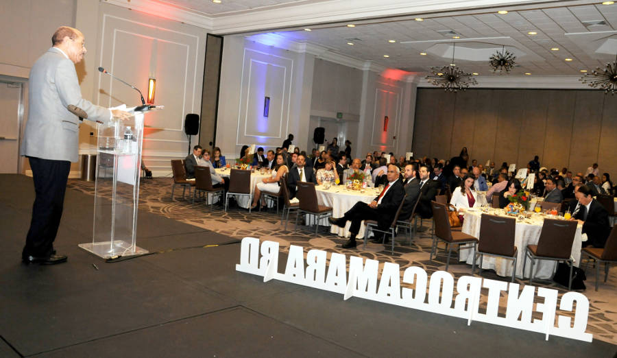 El Ministro Temístocles Montás durante su conferencia de cara al público que asistió al evento en el hotel Jaragua, de esta capital