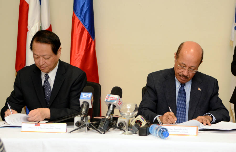 El ministro de Industria de Comercio, ingeniero Temístocles Montás y el embajador de Taiwán, Valentino Ji-zenTang  durante la firma del convenio