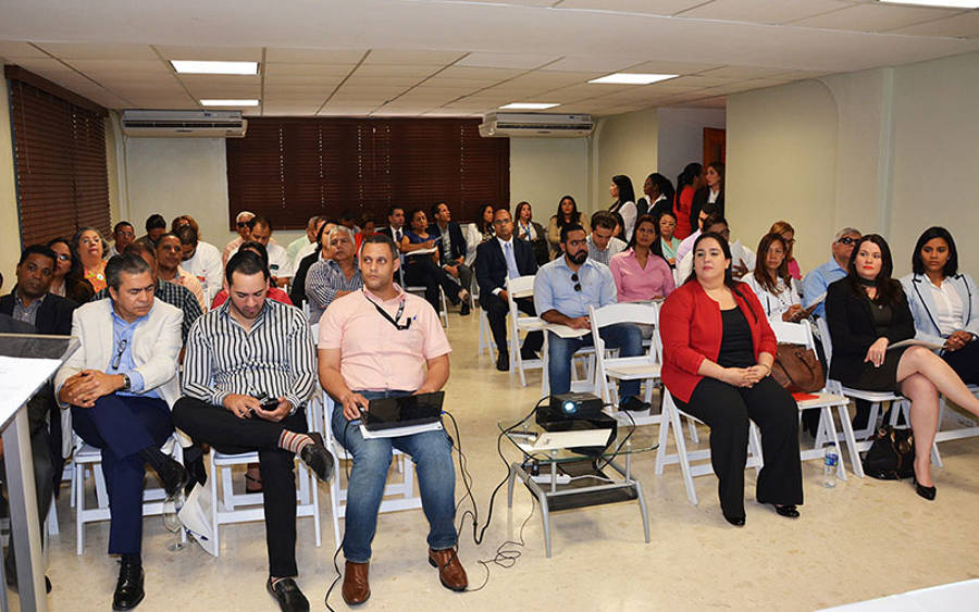 Participantes en el taller que fue impartido en la sede del MICM en Santiago
