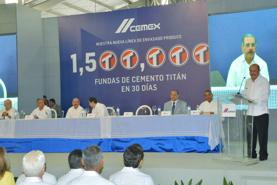 El ministro de Industria, Comercio y Mipymes, ingeniero Temístocles Montás, habla en el  acto de inauguración de una nueva planta de envasado de CEMEX-Dominicana que fue encabezado por el Presidente Danilo Medina.