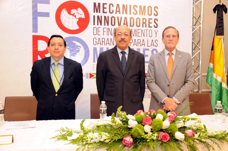 De izquierda a derecha, Javier Gordon, representante del SELA, el ministro Temístocles Montás e Ignacio Méndez, Viceministro de Fomento a las Mipymes