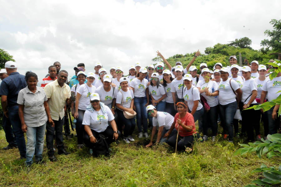 Los asistentes a la jornada de reforestación organizada la Dirección de Gestión Humana y  por la Oficina de Equidad de Género y Desarrollo del MICM.