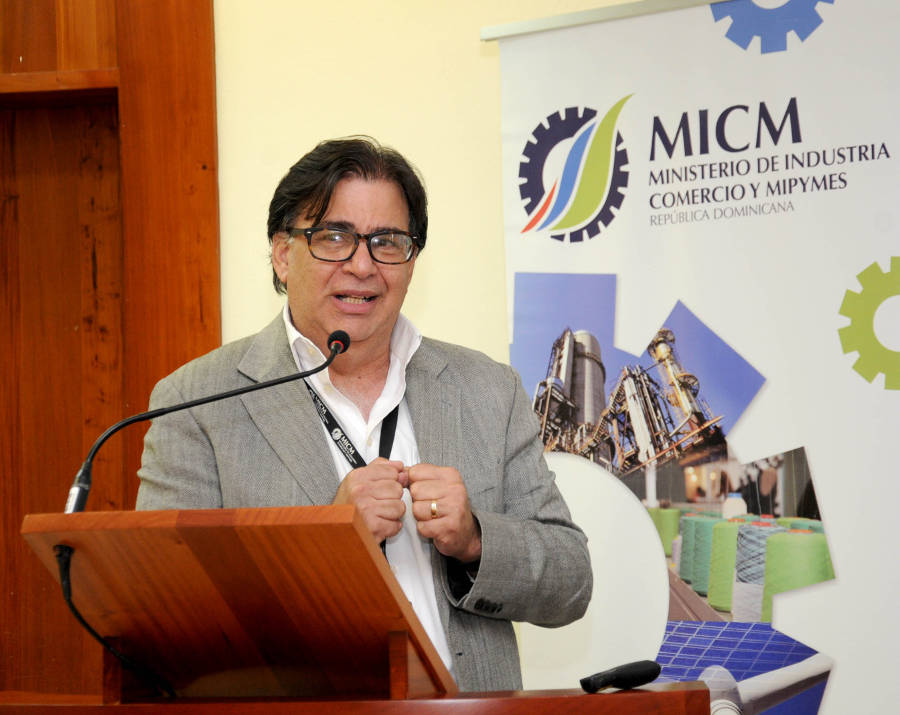 José Miguel Checo, director de Emprendimiento del MICM, durante sus palabras de bienvenida.
