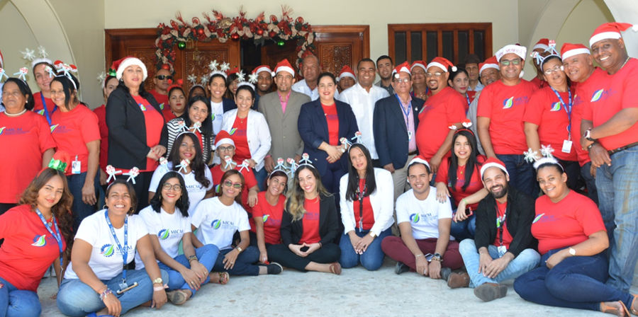 Colaboradores de la Regional Norte del MICM dándole la bienvenida a la Navidad con su Encendido de Árbol. 