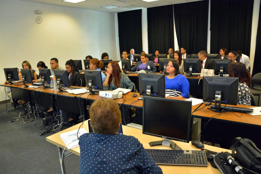 Vista de los representantes de productores y exportadores dominicanos que asisten al taller en las instalaciones del CEI-RD.