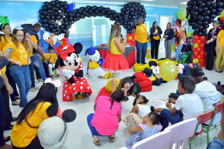 Niños y niñas se divierten con las ocurrencias de Micky Mouse, Minnie, Pluto, el Pato Donald y Daisy.