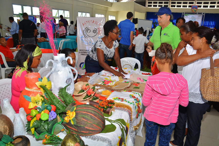 Piezas que se expusieron en la primera Feria de Emprendimiento Social, celebrado en Barahona.