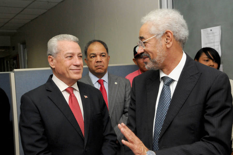El Ministro Nelson Toca Simó, Marcos Villamán, actual Presidente de la Comisión de Ética y Gregorio Lora, asesor del ministerio. 