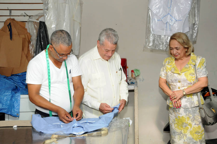 Un operador de la empresa de confección de chacabana muestra el proceso al ministro Nelson Toca Simó y a la Directora de Proindustria, Alma Fernández.