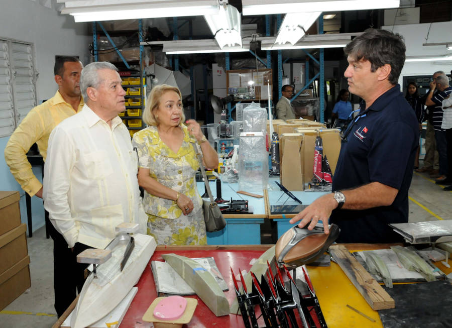 El Titular del MICM, Nelson Toca Simó y la Directora de Proindustria, Alma Fernández, conversan con Pedro Ramírez, diseñador de una cotizada marca de chacabanas.