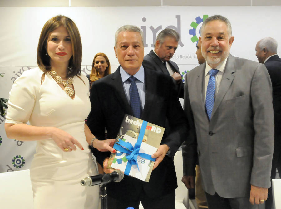 Nelson Toca, al centro, ministro de Industria, Comercio y Mipymes, junto a Campos de Moya y Circe Almánzar, Presidente y Vicepresidente Ejecutiva, respectivamente, de la AIRD.
