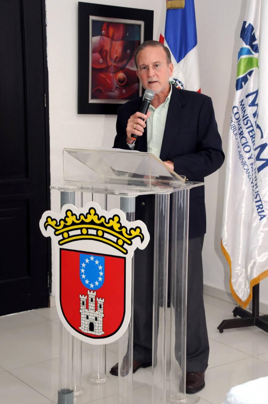 El viceministro Ignacio Méndez explica el proyecto a autoridades e invitados especiales en un acto celebrado en el Centro Cultural de La Vega.