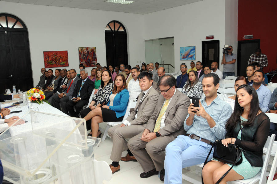 Autoridades y representantes de la sociedad civil de La Vega durante el acto celebrado en el Centro Cultural de La Vega.