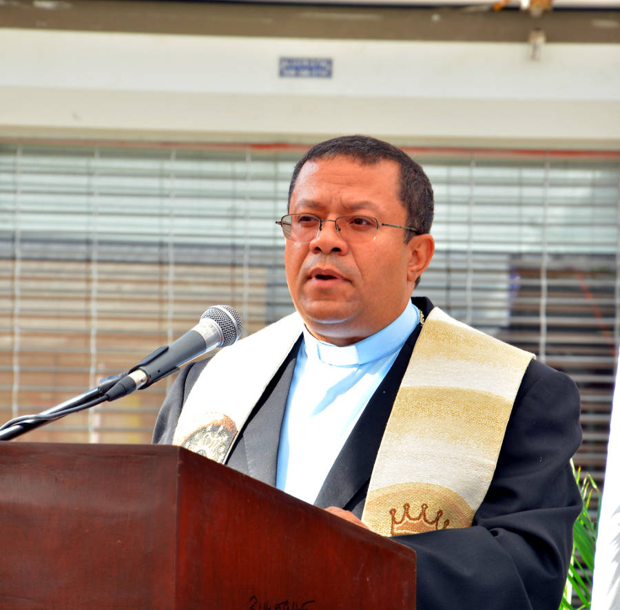 El rector de la Basílica Nuestra Señora de la Altagracia, sacerdote Evaristo Arache Freijomil ofrece bendición en el acto de apertura Centro Mipymes-Higüey.