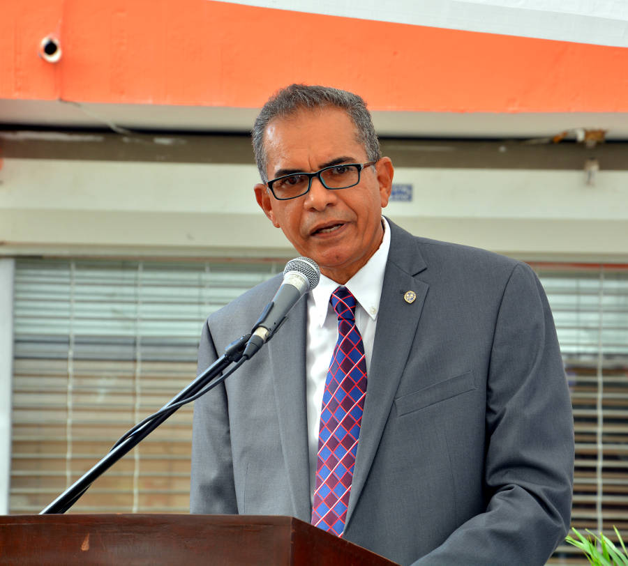  Director Centro UASD-Higüey mientras agradece inauguración del modelo de negocio.