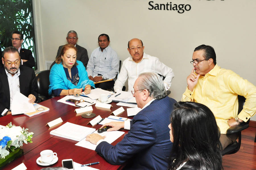 Vista de la reunión celebrada en la Consejo de Zonas Francas celebrada en Santiago encabezada por el titular del MIC;M, ingeniero Temístocles Montás