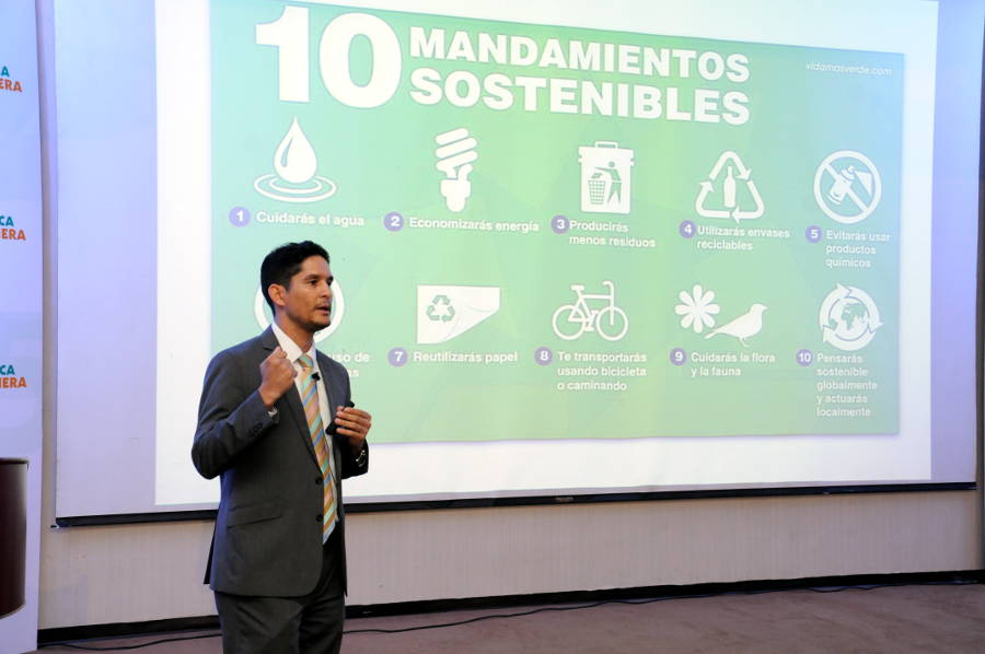 Carlos Gautreaux se dirige a los presentes durante la ponencia “La producción y el consumo sostenible.