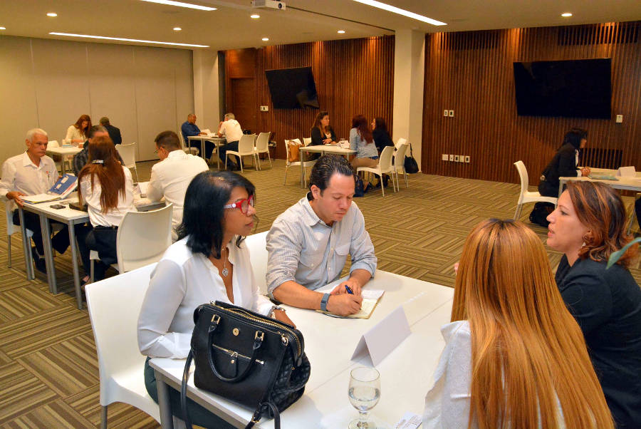 Industriales locales reunidos con representantes de Zonas Francas durante las rondas de negocios celebradas en la sede de la AIRD