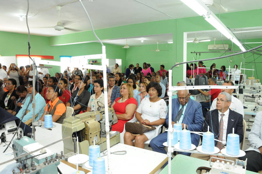 Cientos de personas acudieron a la inauguración del Centro de Costura de la Federación de Centros de Madres de Pedernales
