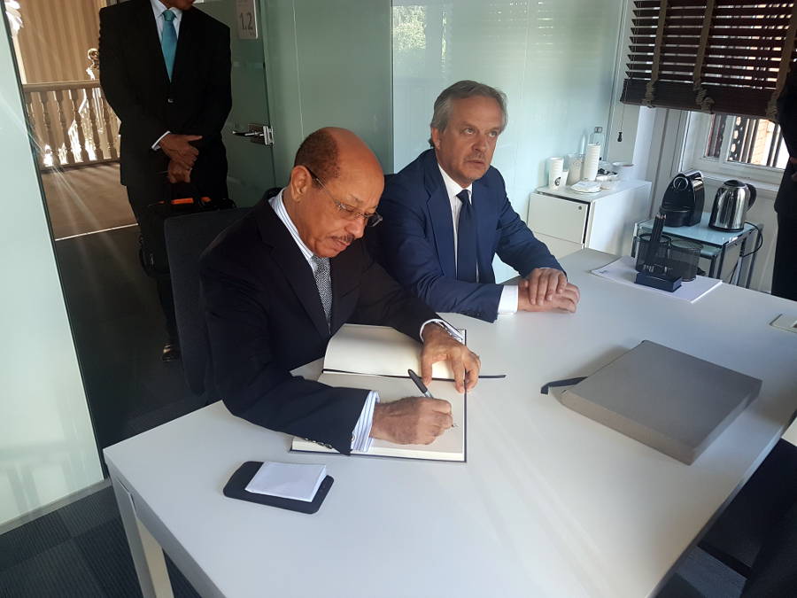 El ministro Temístocles Montás firma el libro de visitante de la prestigiosa escuela de negocios de Madrid junto a Hilario Alfaro, Presidente del Madrid Foro Empresarial.
