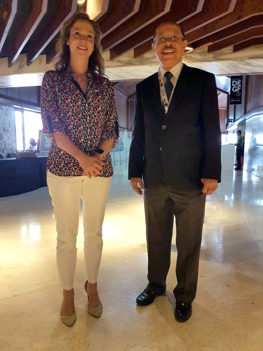 El ingeniero Temístocles Montás, Ministro de Industria y Comercio junto a la Ministra de Industria, Comercio y Turismo de Colombia María Claudia Lacouture.