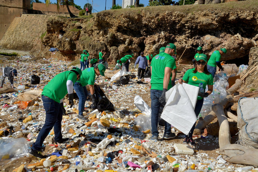En plena faena, los empleados de la DICOEX, recogen desechos sólidos en la playa de Güibia, área del Fuerte San Gil, en el Malecón.