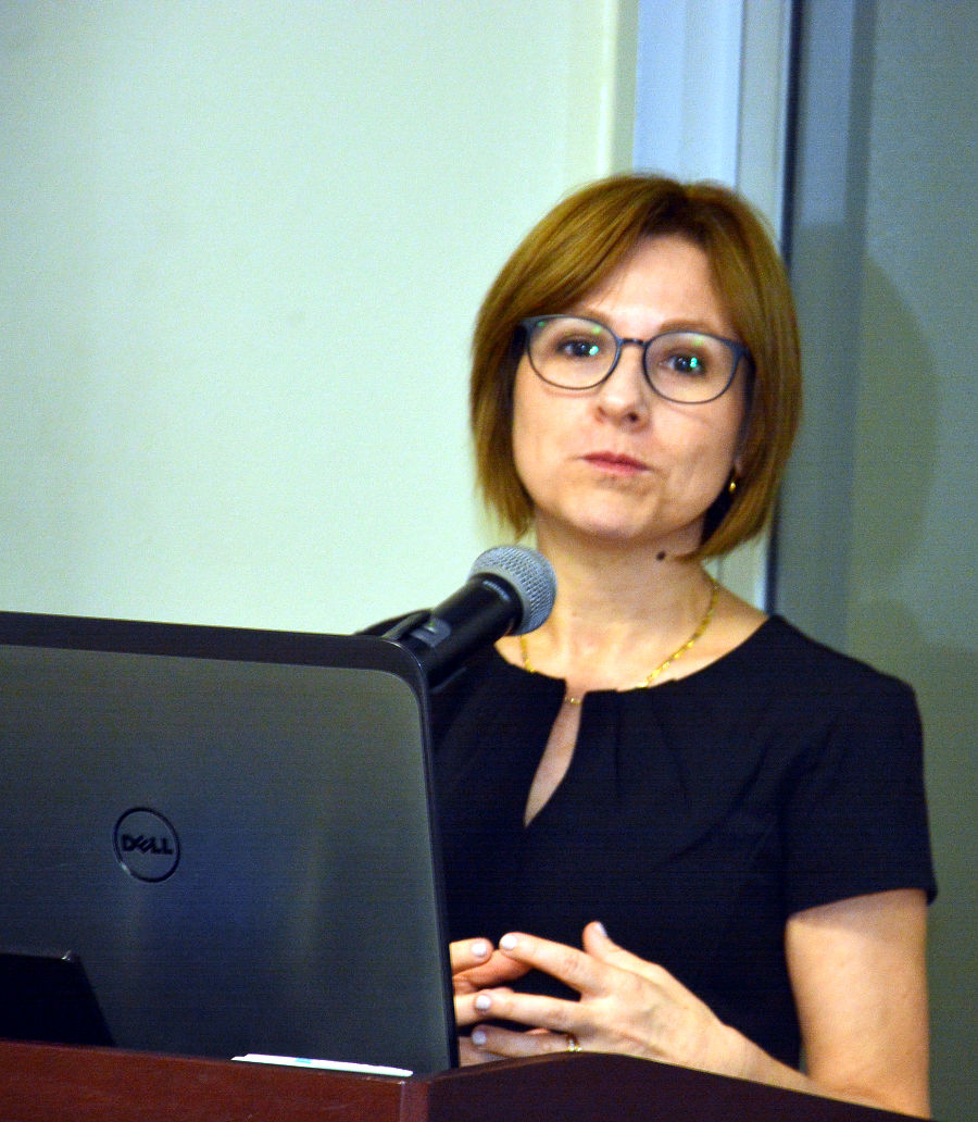 Cecilia Arroyo, subdirectora jurídica internacional de la Dirección General de Relaciones Económicas Internacionales (DIRECON), del Ministerio de Relaciones Exteriores de Chile, durante su disertación.