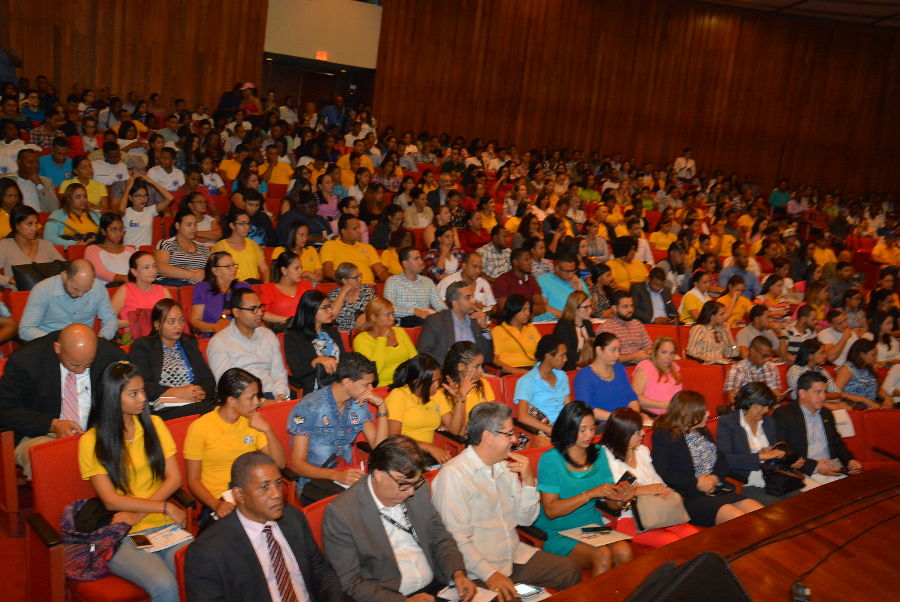 Vista del público que abarrotó el auditorio de la PUCMM durante la apertura del Panel regional de Emprendimiento: “La Generacion Millennials en el marco de la modernidad”.