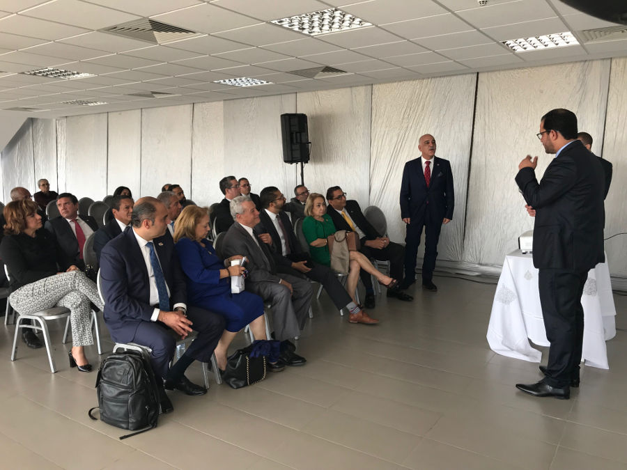 Antonio Isa, encargado de negocios de la embajada dominicana en Marruecos y el señor Omar El Yazghi, Presidente de Mid Parc Casa Blanca, ambos de pie, durante un encuentro en la sede de este parque industrial.