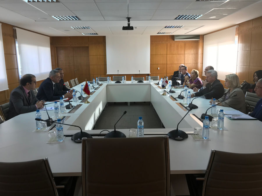 Los ministros de Industria de Marruecos y República Dominicana, Moulay Hafid Elalamy y Nelson Toca Simó intercambian regalos al final del encuentro