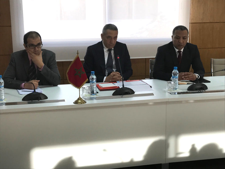 El Ministro de industria de Marruecos, Moulay Hafid Elalamy, acompañados de dos asistentes, durante el encuentro celebrado en sus oficinas de Casa Blanca.