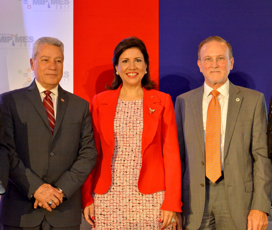 El Ministro Nelson Toca Simó, la Vicepresidenta Margarita Cedeño de Fernández e Ignacio Méndez, Viceministro de Fomento a las Mipymes.