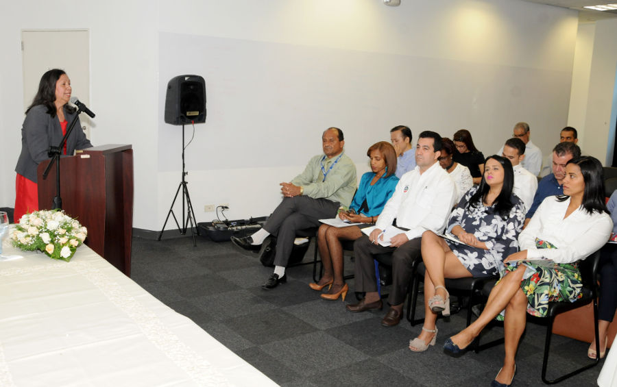 Miguelina Estévez,  encargada de Regulación del Mercado Interno, durante su charla ante empleados y representantes de supermercados.