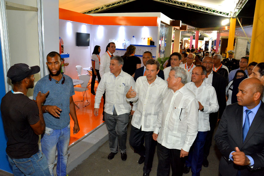 El ministro Nelson Toca Simó recorre las instalaciones de Expo Cibao acompañado de su Presidente Marco Cabral Franco, entre otros. 