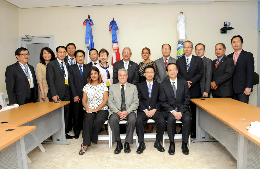 El ministro Nelson Toca Simó posa con los integrantes de la delegación de empresarios de Taiwán y funcionarios del MICM.
