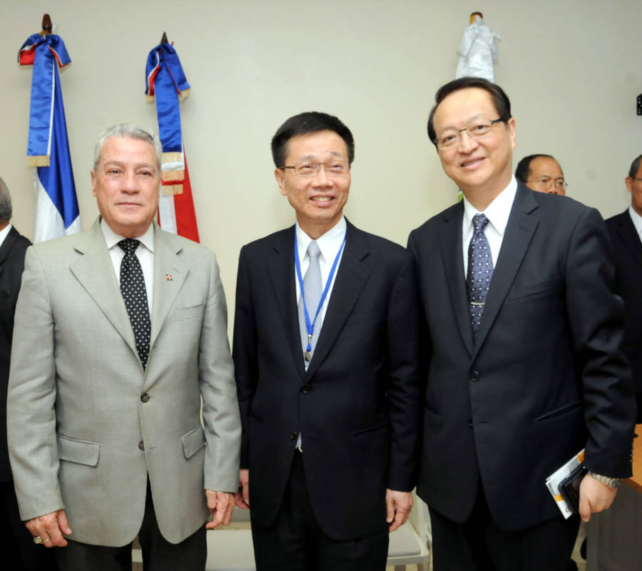 El titular del MInisterio de Industria, Comercio y Mipymes, Nelson Toca Simó,; junto a Chieng-Sung Lin, jefe de la delegación; y  el embajador de Taiwán, Valentino Ji Zen Tang.