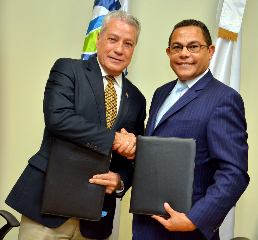 El Ministro Nelson Toca Simó y el Director de INFOTEP, Rafael Ovalle, intercambian saludos tras la firma del acuerdo