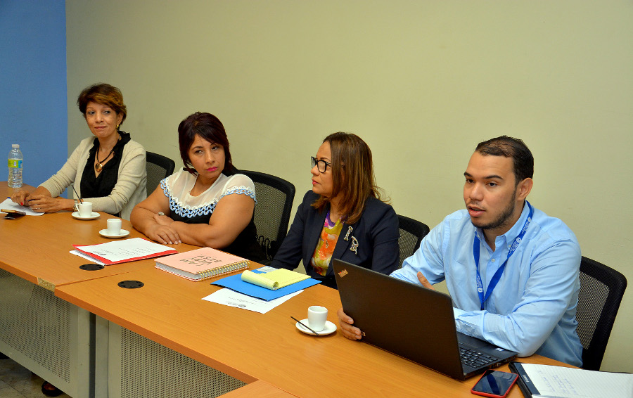 Elisa Morató, Gina Ruiz e Isabel Reynoso, de la directiva de InmodaRD, junto a Iván Cruz, encargado del Departamento de Desarrollo Territorial y Cadenas de Valor del MICM.