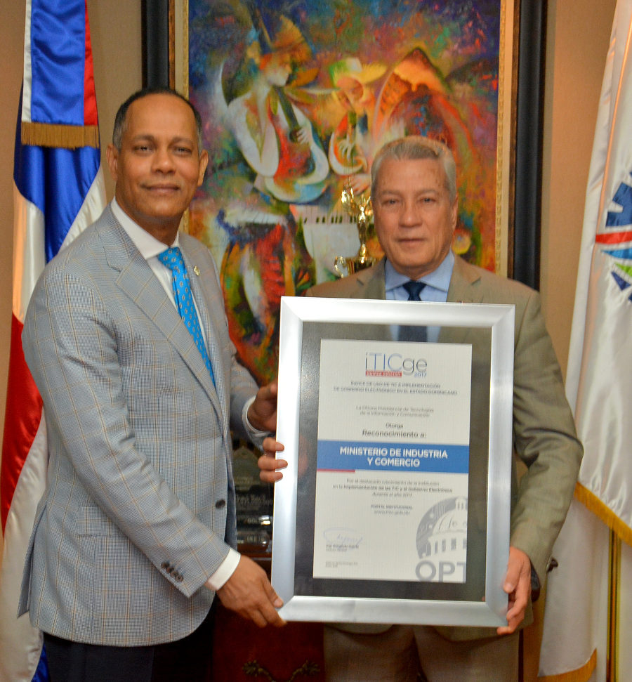 El ministro, arquitecto Nelson Toca Simó, recibe reconocimiento de manos del director de la OPTIC, ingeniero Armando García, por crecimiento de la institución en la implementación de las TIC y del Gobierno Electrónico en 2017.