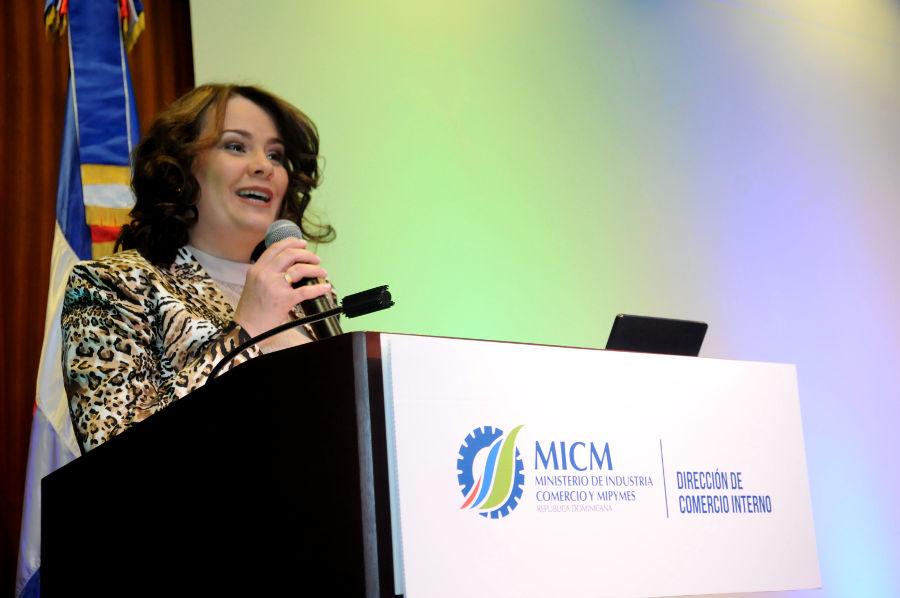 Lisa Marcano, directora de Comercio Interno del MICM, durante su discurso, previo a la conferencia “El poder de la actitud en los negocios”.