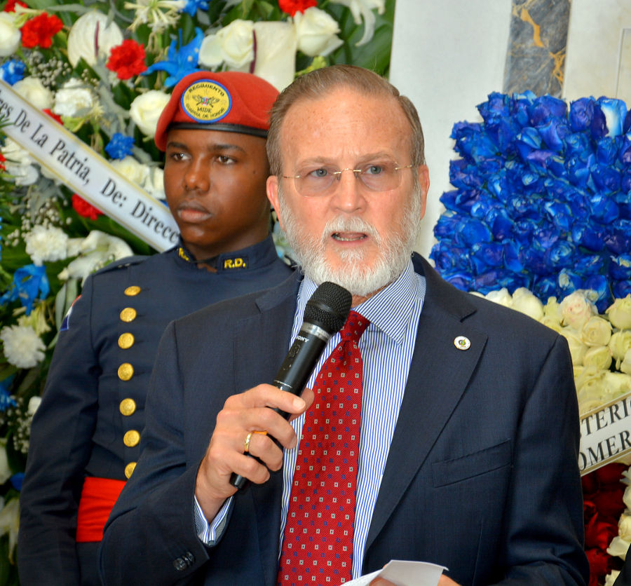 Viceministro Ignacio Méndez pronuncia el discurso central.