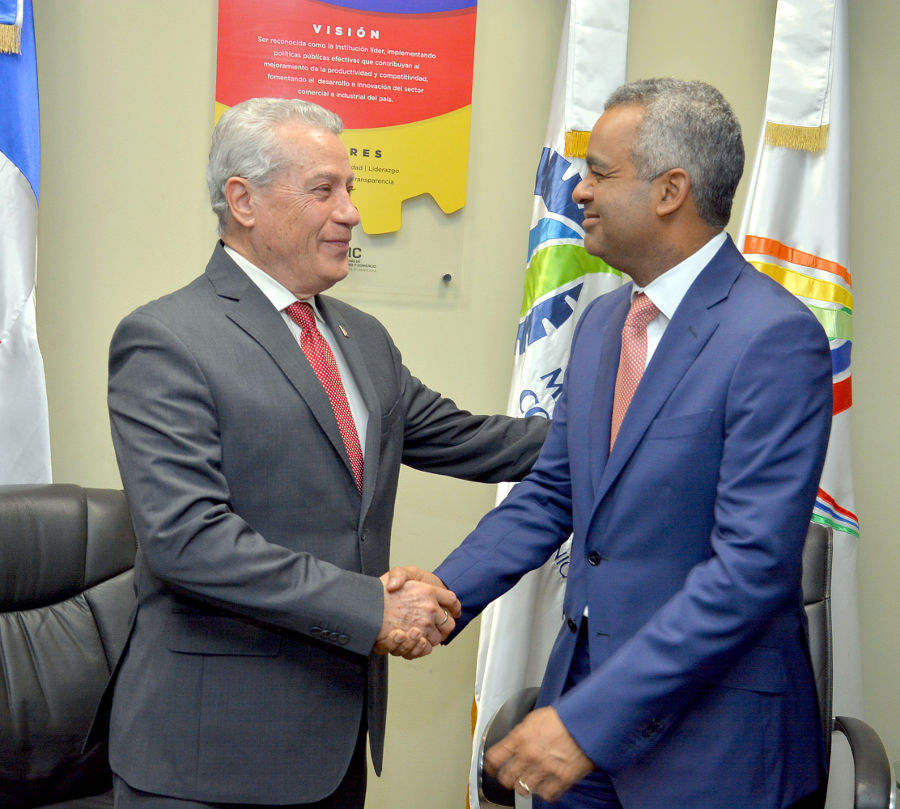 El ministro Nelson Toca Simó y el presidente de ASONAHORES, Joel Santos Echavarría, se saludan luego de la firma de la firma de los acuerdos.