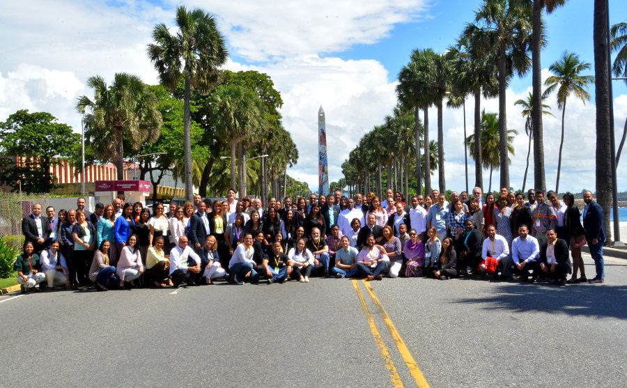 Participantes del Segundo Encuentro Nacional de Mipymes posan desde el Malecón de Santo Domingo.