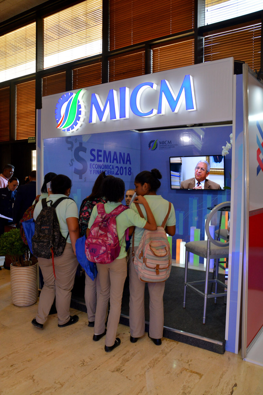 Personal del MICM ofrece información sobre los servicios y acciones que ejecuta la entidad reguladora de la Industria, el Comercio y las Mipymes.
