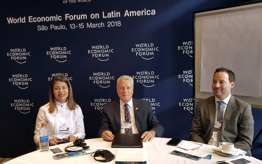 De izquierda a derecha, Yahaira Sosa, Viceministra de Comercio Exterior; el titular del MICM, Nelson Toca Simó y uno de los delegados latinoamericanos que asiste al evento en Sao Paulo.