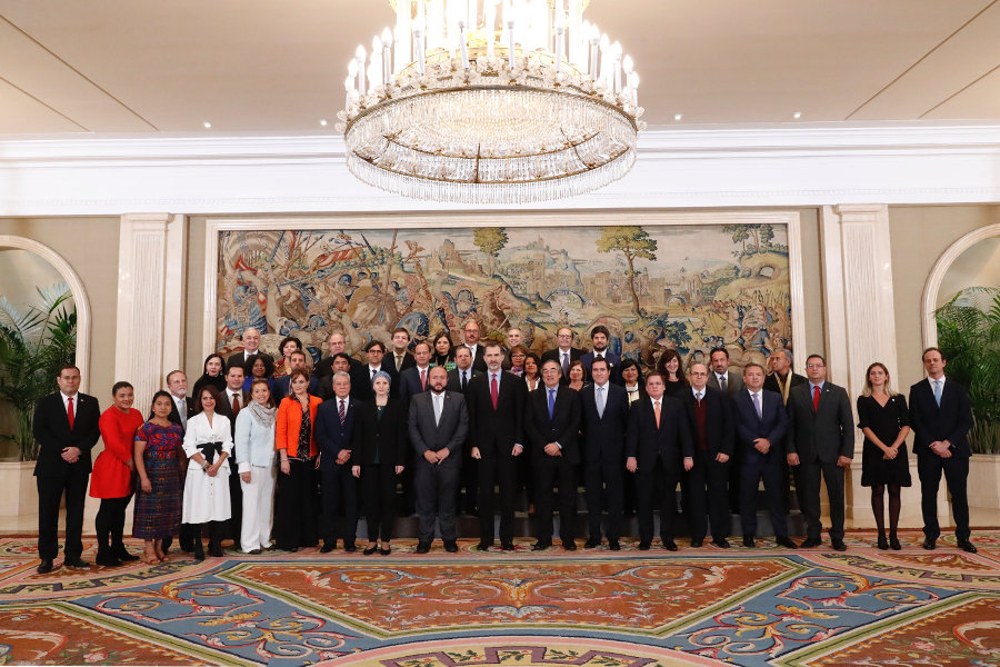 El Rey de España Felipe VI posa junto a los ministros de industria de Centroamerica y República Dominicana, así como otros delegados que asistieron al II Foro Iberoamericano Mipymes  celebrado en Madrid