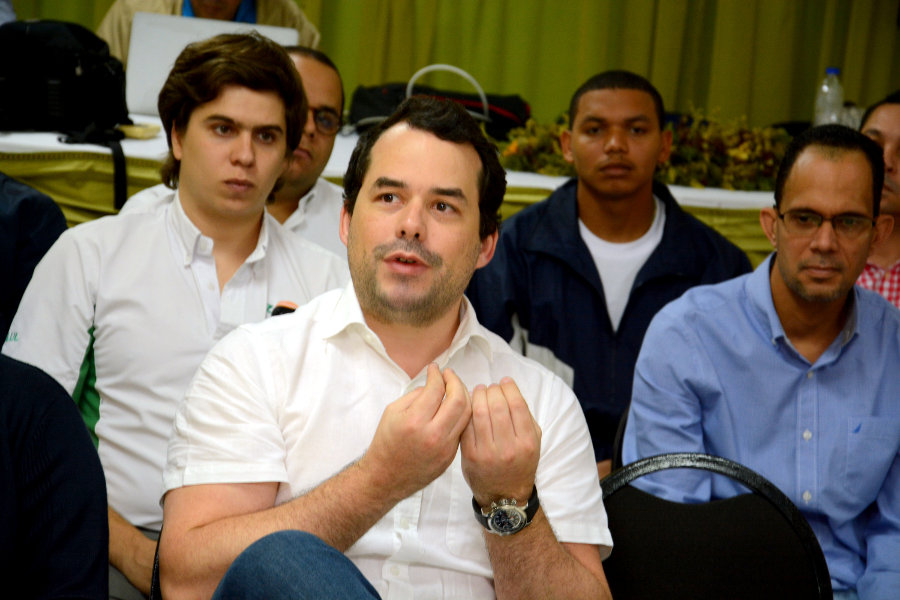 José Luis Magadan, presidente de la Organización Nacional de Empresas Comerciales (ONEC), mientras participaba de la reunión con pescadores de Pedernales. 