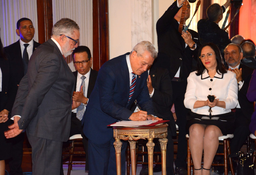 El ministro Nelson Toca Simó y Campos de Moya, presidente de la AIRD, mientras firman uno de los acuerdos.